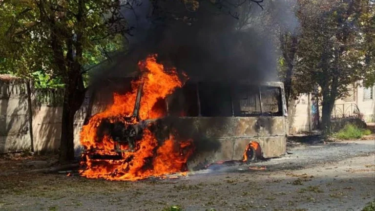 Вибухи в Нікополі: згорів рейсовий автобус, загинув водій