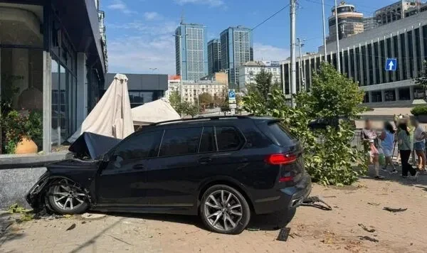 ДТП біля Палацу Україна в Києві: BMW влетів у літню терасу ресторану і перекинувся