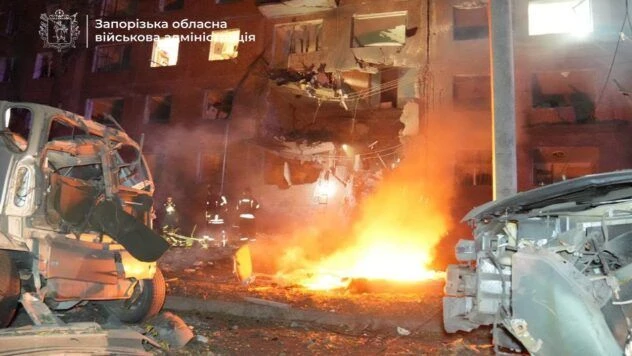 Вибухи в Запоріжжі: РФ зруйнувала під’їзд п’ятиповерхівки, є загиблі